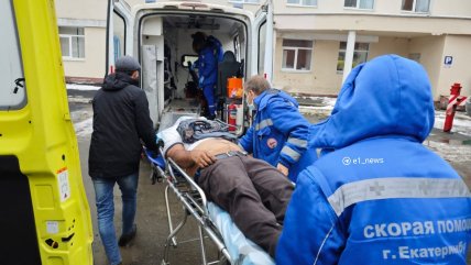 Люди стрибали з вікон: у Єкатеринбурзі спалахнула потужна пожежа у міськлікарні (відео)