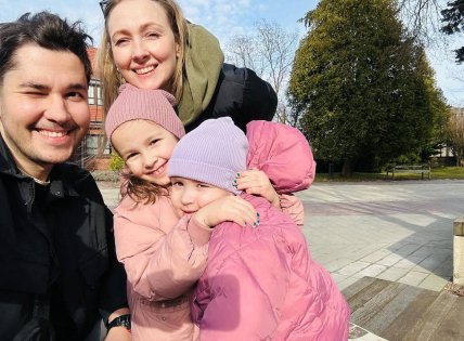 Артем Мех с женой Дарьей и детьми