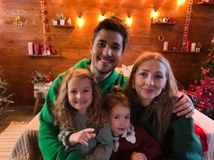 Артем Мєх з дружиною і доньками