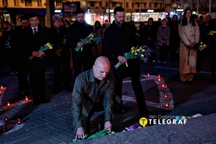 Вадим Філашкін та Павло Кириленко кладуть квіти до символічного меморіалу жекртв трагедії