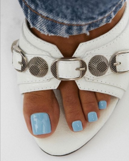 Голубой педикюр