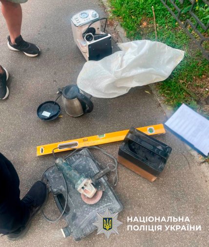 Мужчина украл старую кофеварку и чайник в Киеве