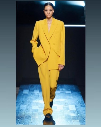 Костюм желтого цвета