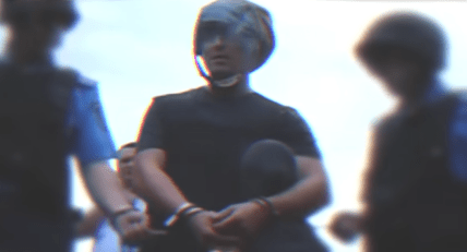 Скриншот оперативного видео — Кузьменко в защитном шлеме и бронежилете