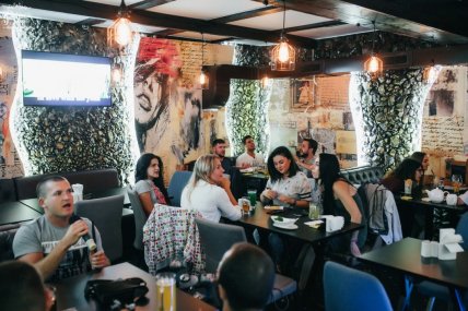 Современный интерьер легендарного бара "Цепи" в Днепре