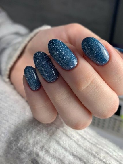 Тренди манікюру 2023 — Світловідбивні лаки