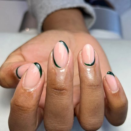 Зеленый маникюр