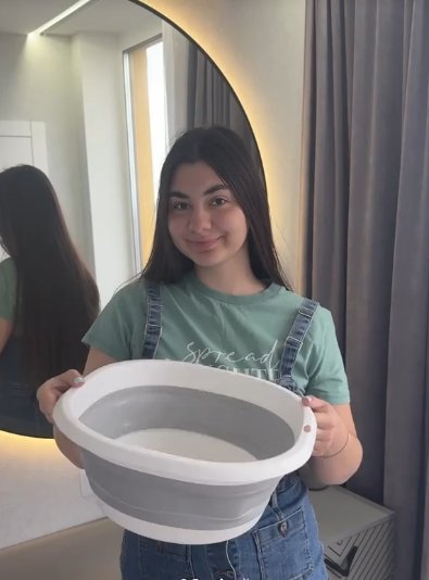 Девушка использует это средство на всех поверхностях