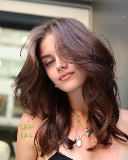 темные волосы на девушке