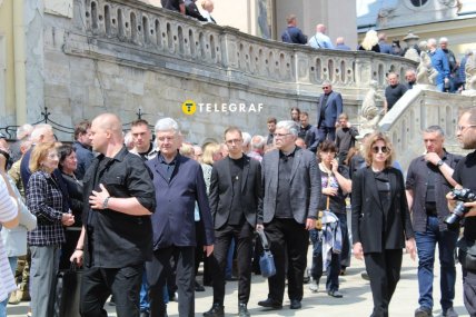 Петро та Марина Порошенки на прощанні з Степаном Кубівим