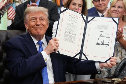 Дональд Трамп и его подпись