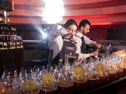 в барі розливають Арарат