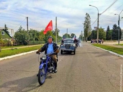 Люди відсвяткували день міста з піднятими прапорами РФ