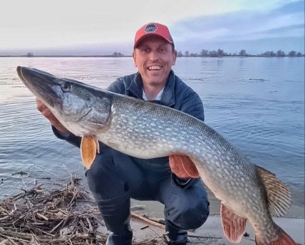 Рыбак в Днепре поймал огромную щуку