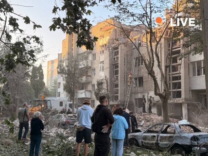 Дом во Львове после прилета российской ракеты