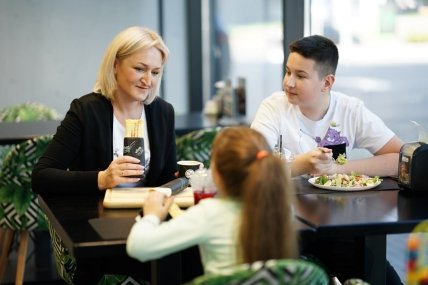 Родина за столом в кафе