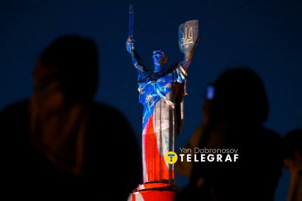 Батьківшина-мати підсвічена прапором США. Фото Ян Доброносов