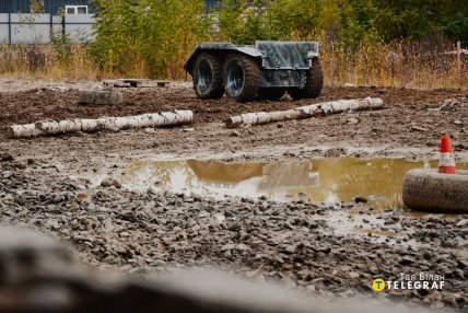 Фото наземний дрон проходить смугу перешкод під час навчання оператора