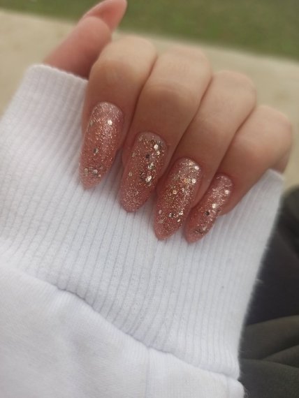 Тренди манікюру 2023 — сяючий нюд