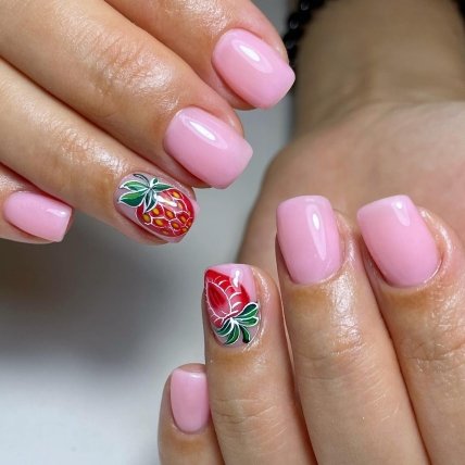 клубника на ногтях