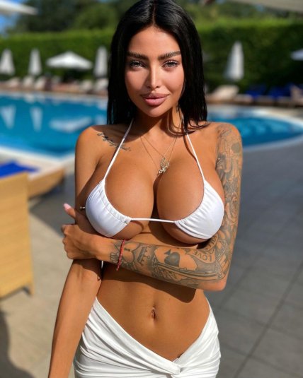 Алена Омович в купальнике