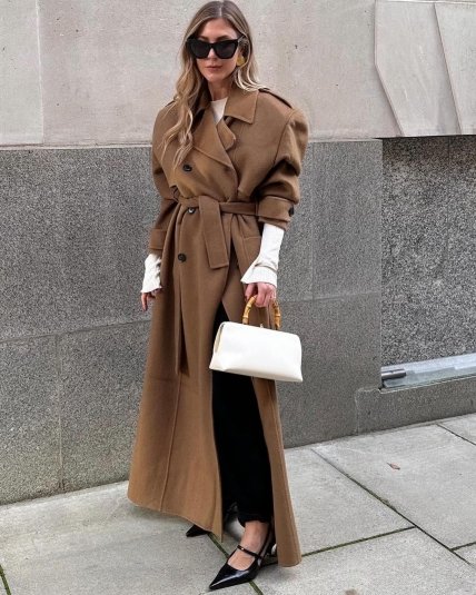 коричневий тренч на дівчині