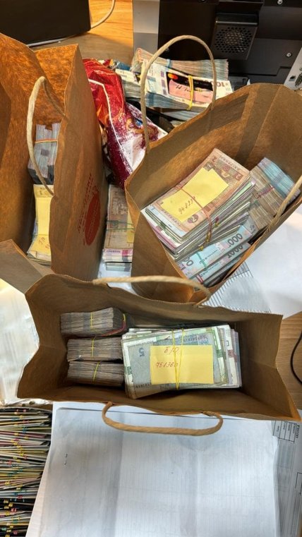 Обшуки з автоматами у власників "Криївки" та "Пʼяної вишні" обурили мережу: у чому їх звинувачують та що знайшли силовики 8 Обшуки з автоматами у власників "Криївки" та "Пʼяної вишні" обурили мережу: у чому їх звинувачують та що знайшли силовики ФОТО