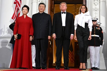 Пен Ліюань, Сі Цзіньпін, Дональд та Меланія Трамп.