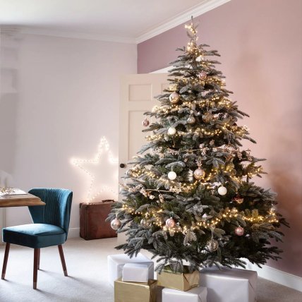 елка с гирляндами