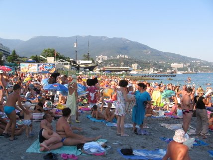 Так выглядят пляжи в Ялте в сезон