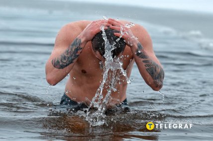 Люди занурюються в ополонку у Києві на Водохреще 2026