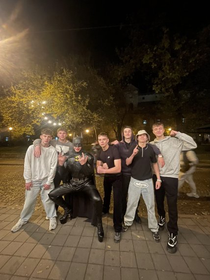 Бетмен позує у Львові в Гелловін