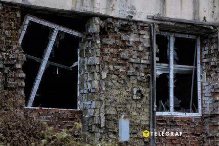 Зруйнований склад після атаки