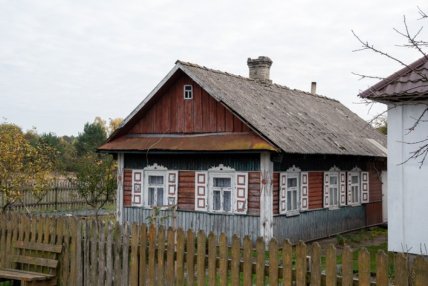Старый дом с ставнями