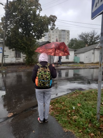 Девочка под зонтиком со сломанными спицами