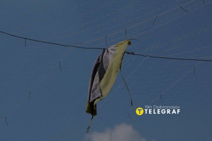 Прапор України на захисній сітці. Фото: Ян Доброносов "Телеграф"