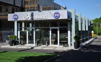 Кулиничи возле Харьковского оперного театра