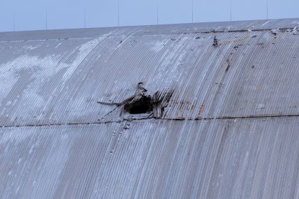 Повреждение купола ЧАЭС в результате атаки дроном в феврале 2025 года.