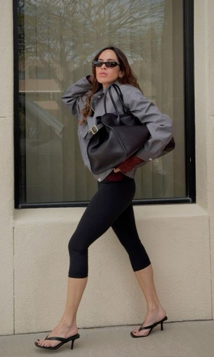 Чорні капрі з бомбером і в'єтнамками