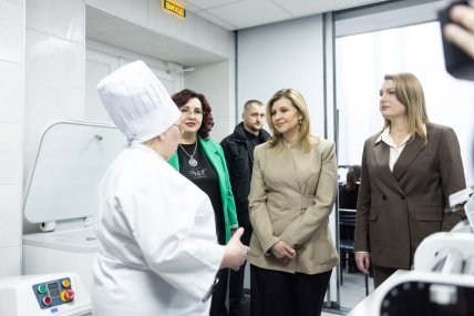 Елена Зеленская в пиджаке Max Mara