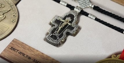 Из маленьких частей олимпийских медалей Василия Ломаченко был изготовлен крестик