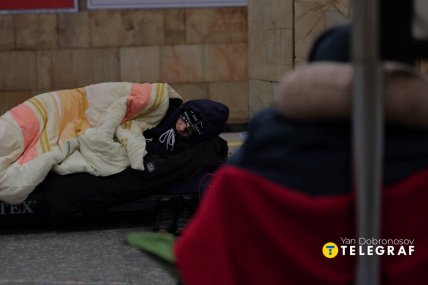 Люди в метро в Києві під час атаки 12 лютого