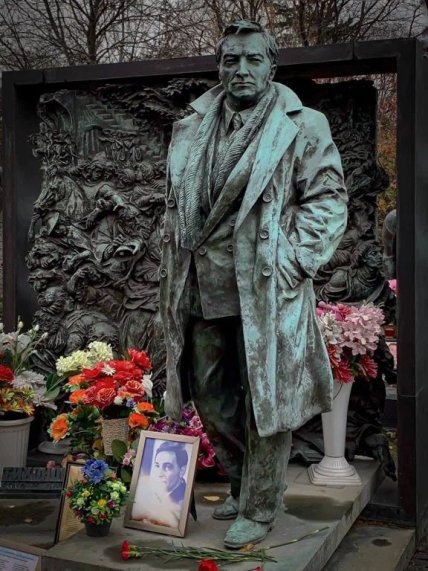 могила Вячеслав Тихонов памятник