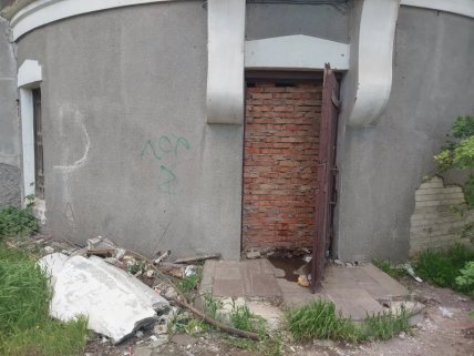 Все окна и двери здания заложены кирпичом