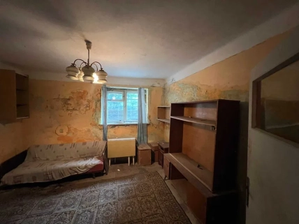 Квартиру зі старими меблями та пошкодженим оздобленням продають за 32 550 доларів