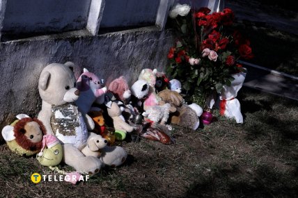 Игрушки у харьковской пятиэтажки, по которой Россия попала дронами