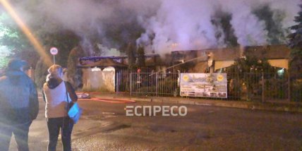 В Киеве в Дарницком районе, на улице Срибнокильская произошел пожар в ресторане Кара-Кум.