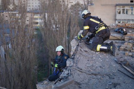 ГСЧС ликвидирует последствия атаки дронов на Черкассы