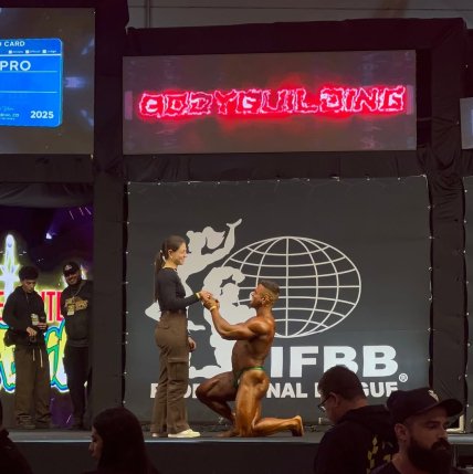 У липні 2025 року Каду Сантос зробив пропозицію Сабріне Воллман