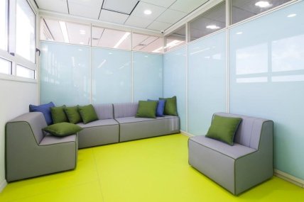 школа The King Solomon School комната отдыха